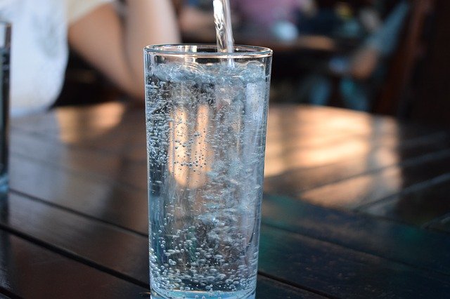 Kan je uit een flesje water na de houdbaarheidsdatum drinken